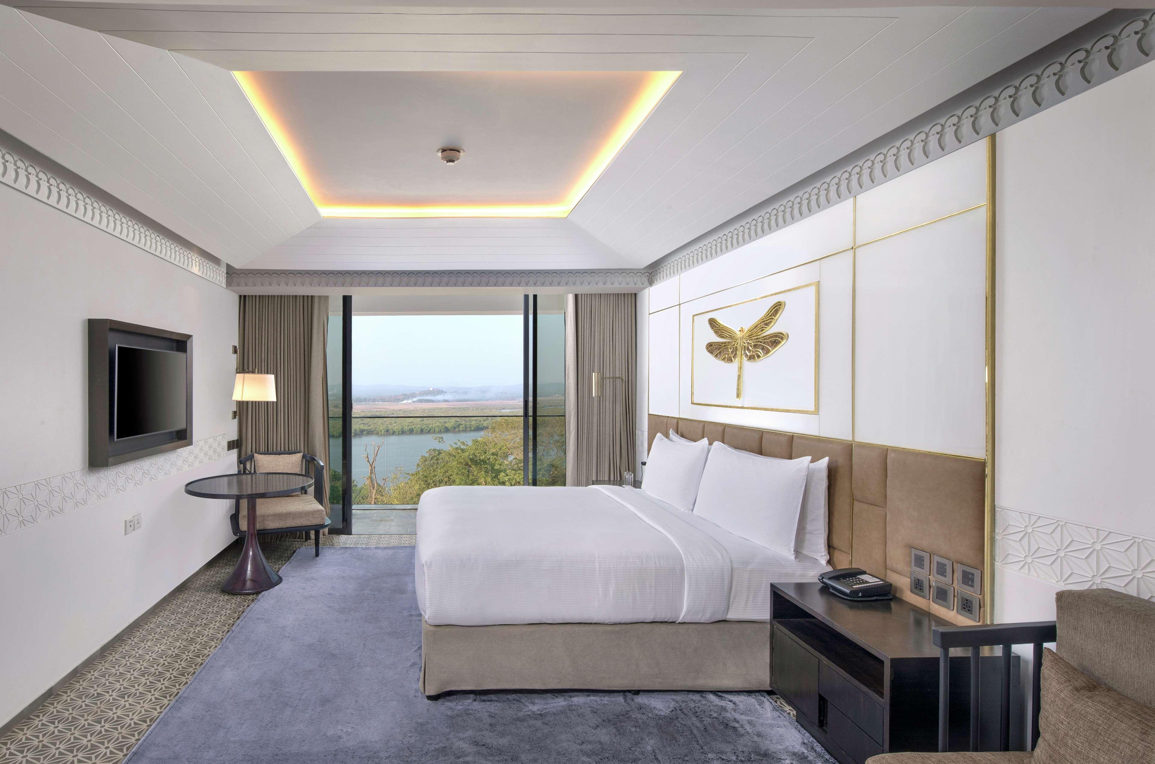 Doubletree By Hilton Goa - Panaji Hotell Exteriör bild