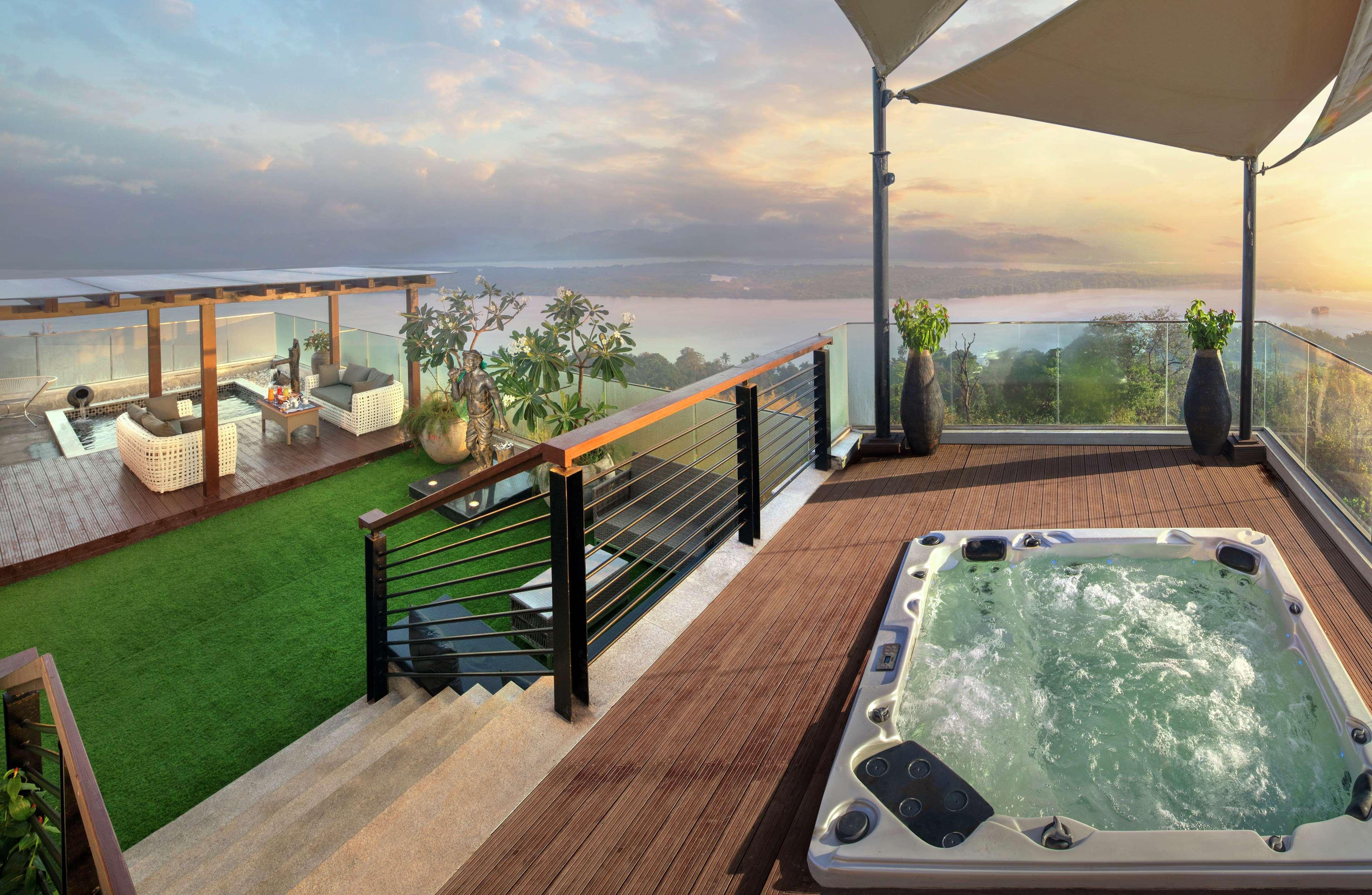 Doubletree By Hilton Goa - Panaji Hotell Exteriör bild