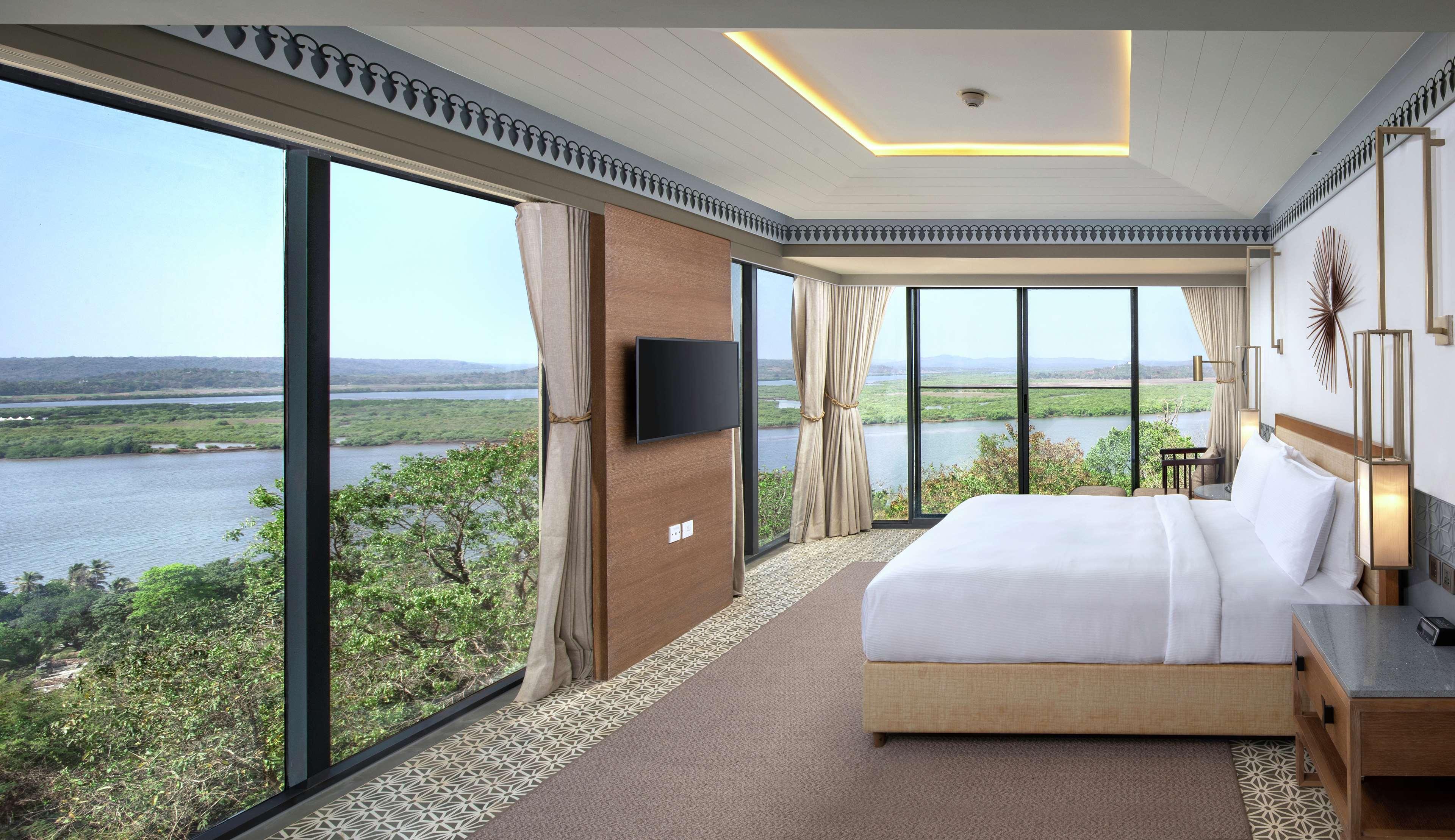 Doubletree By Hilton Goa - Panaji Hotell Exteriör bild
