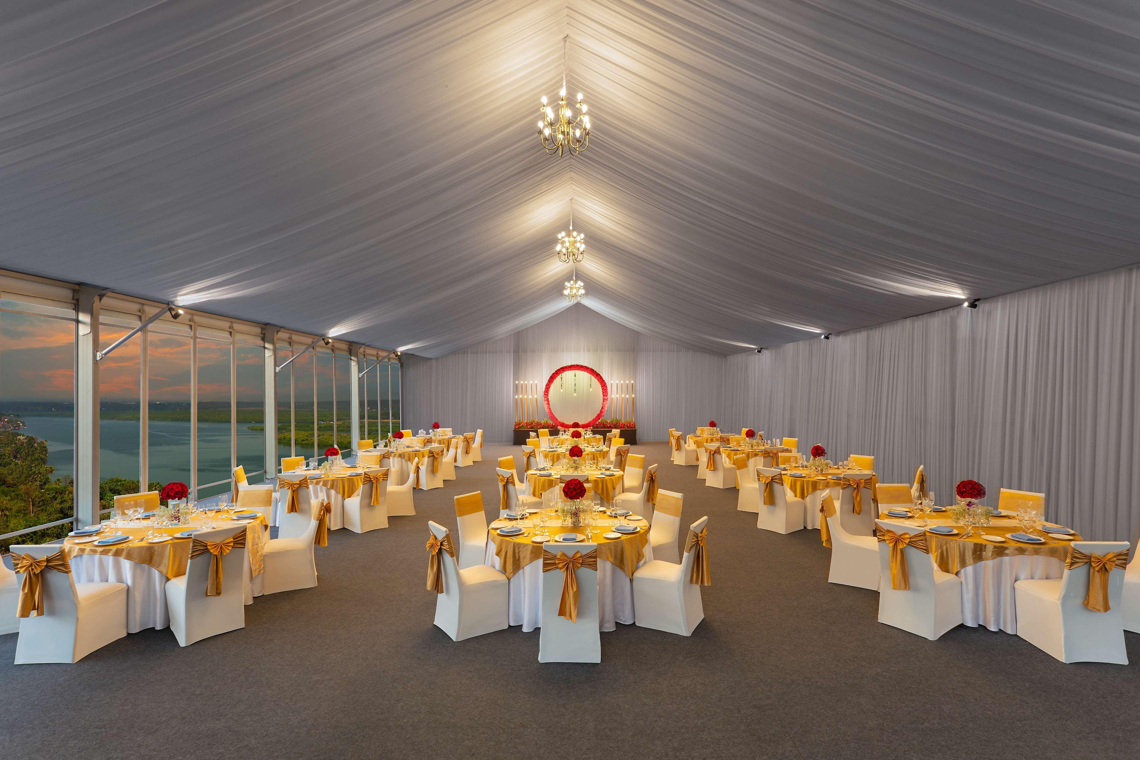 Doubletree By Hilton Goa - Panaji Hotell Exteriör bild