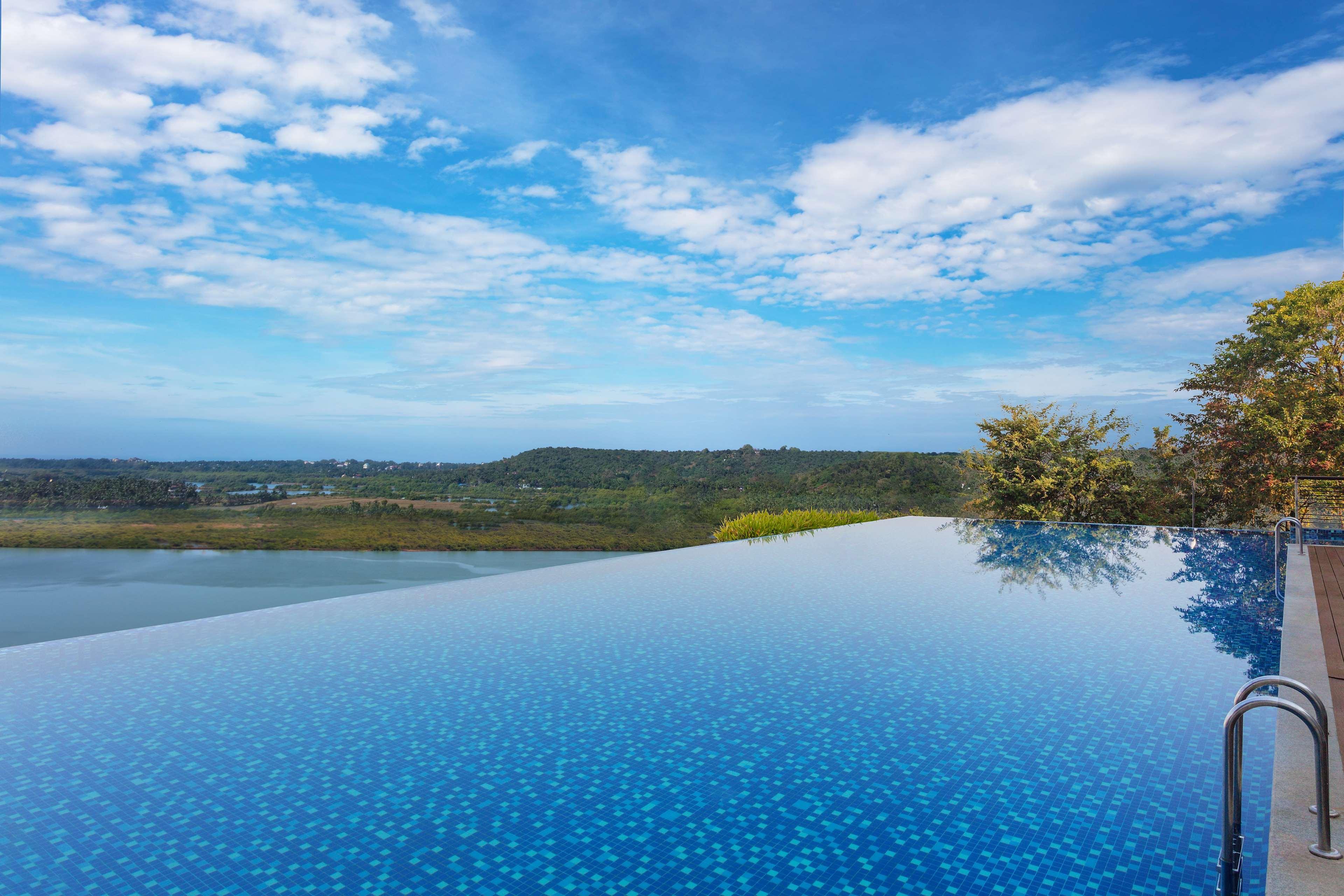 Doubletree By Hilton Goa - Panaji Hotell Exteriör bild