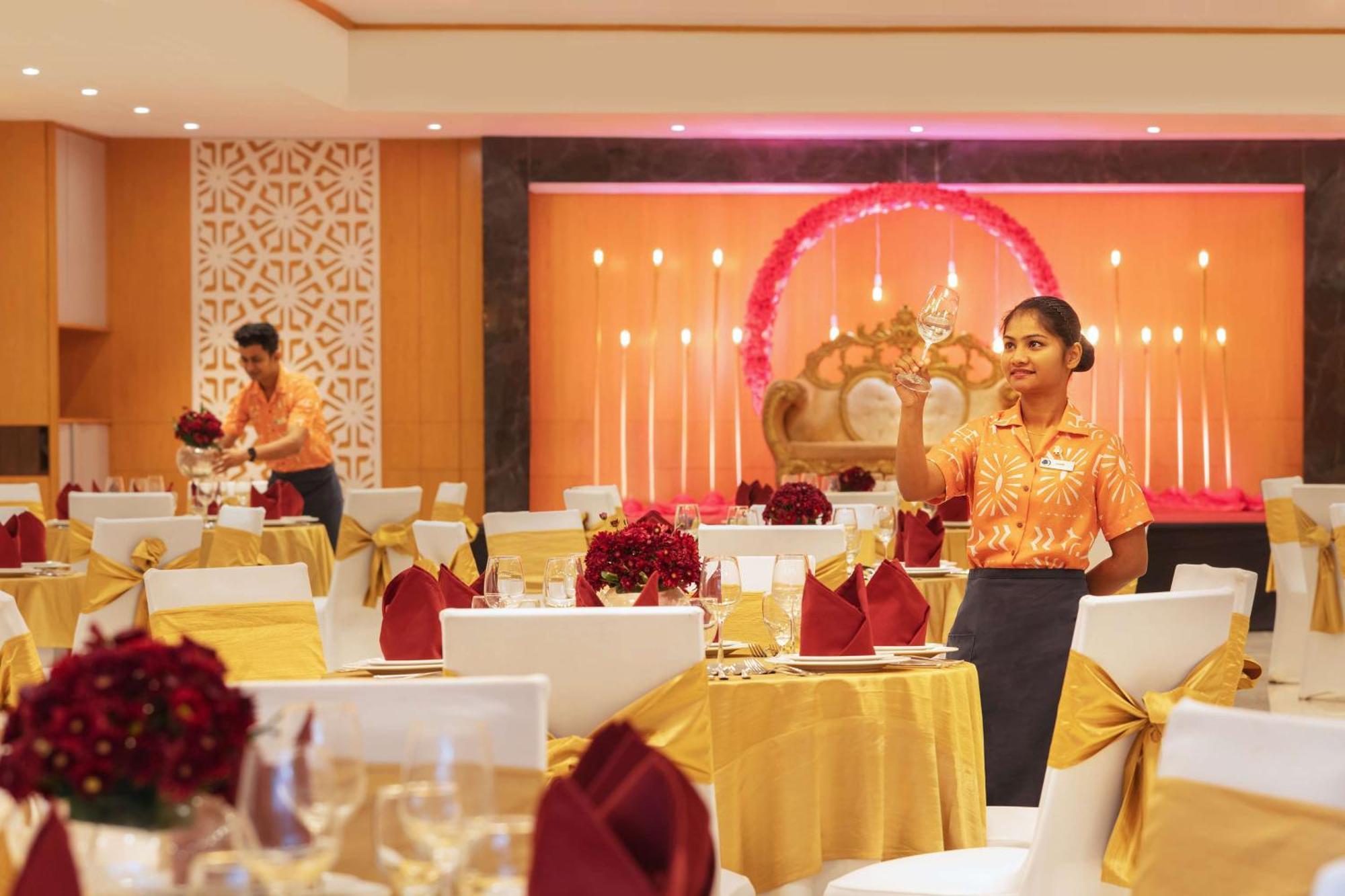 Doubletree By Hilton Goa - Panaji Hotell Exteriör bild