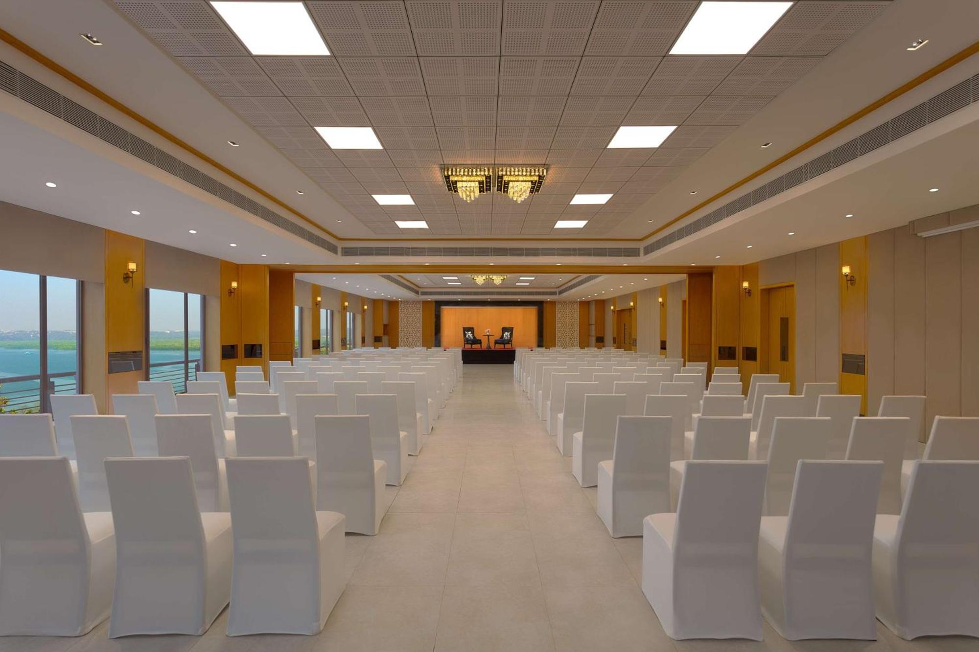 Doubletree By Hilton Goa - Panaji Hotell Exteriör bild