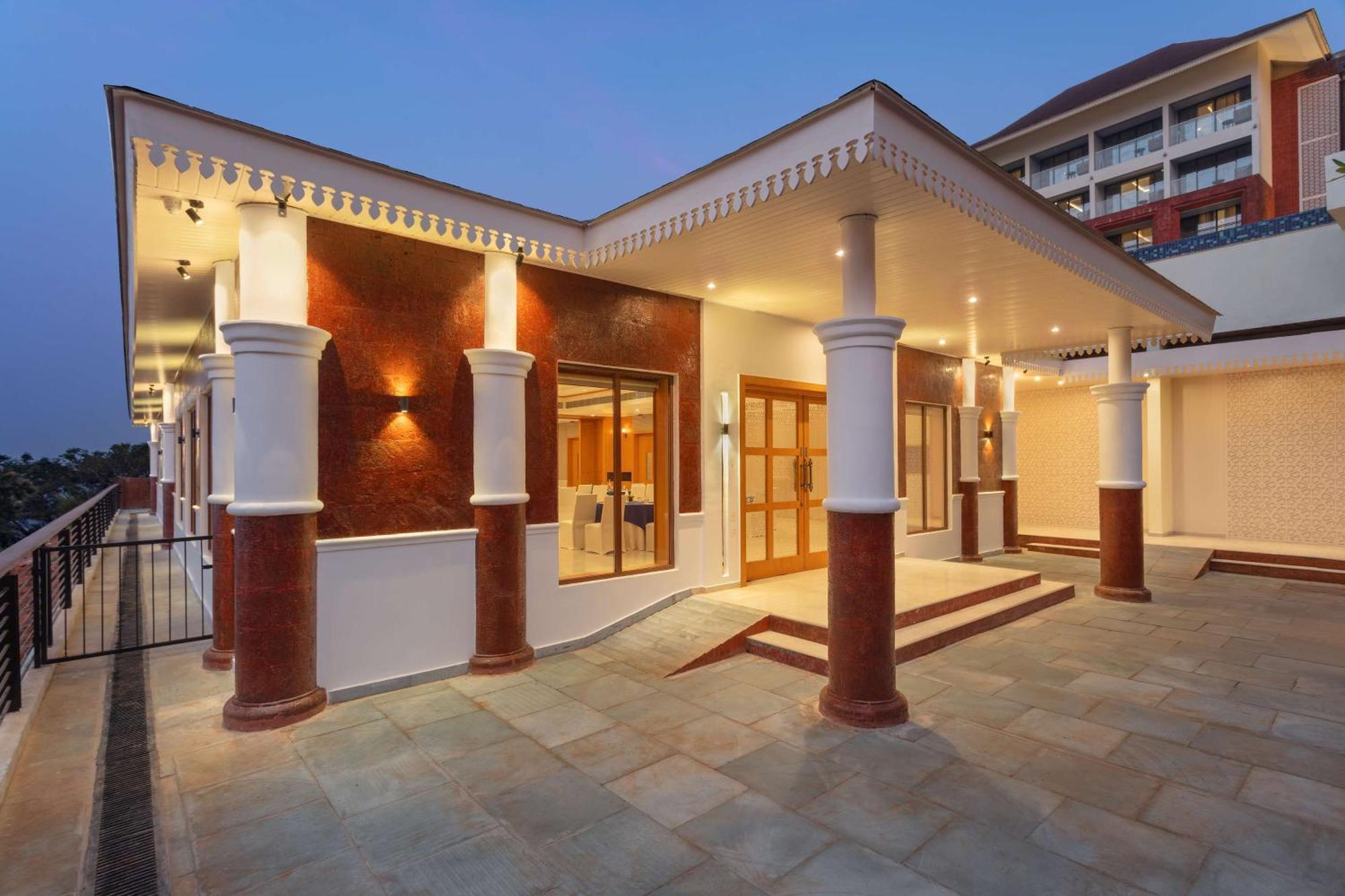Doubletree By Hilton Goa - Panaji Hotell Exteriör bild