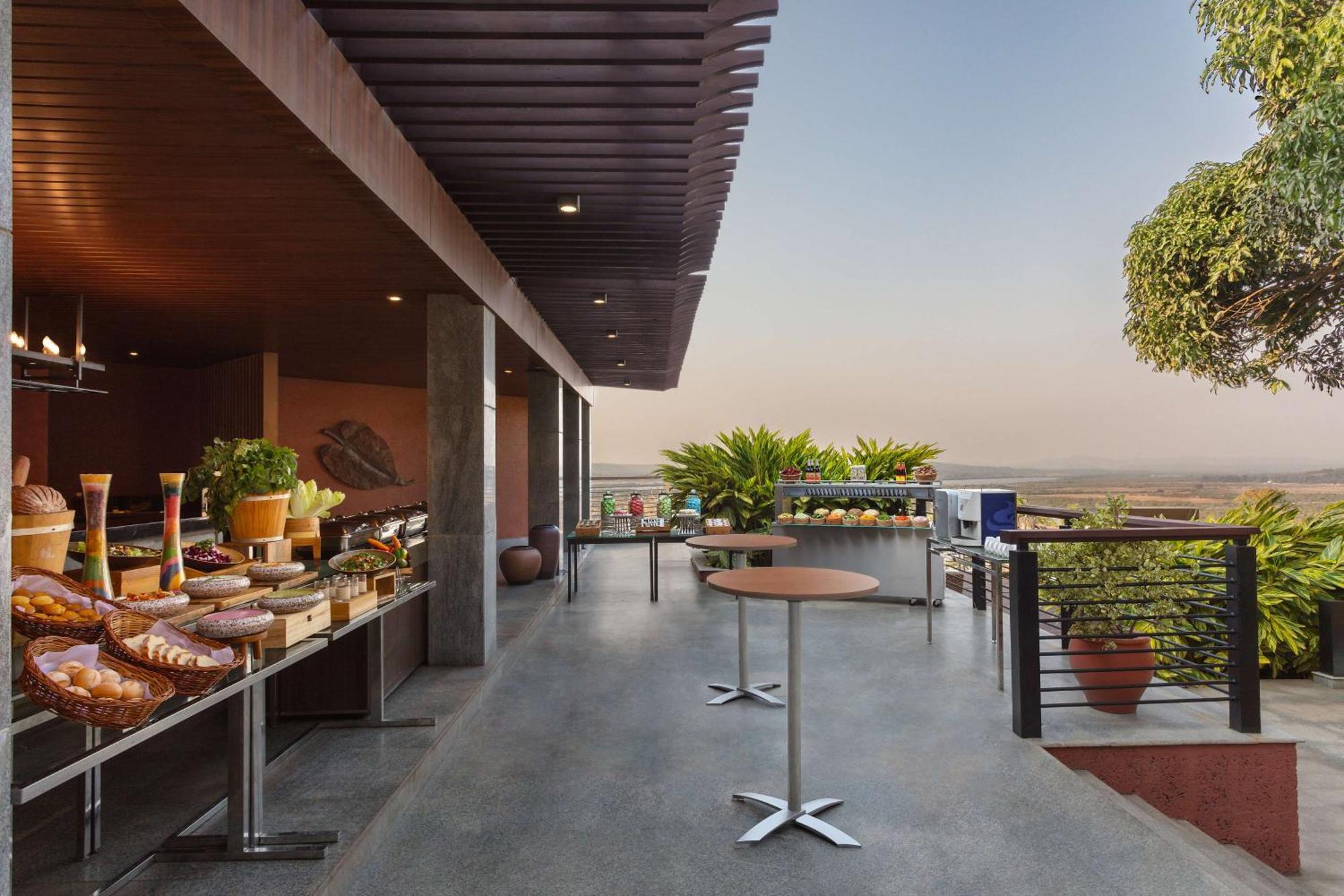 Doubletree By Hilton Goa - Panaji Hotell Exteriör bild