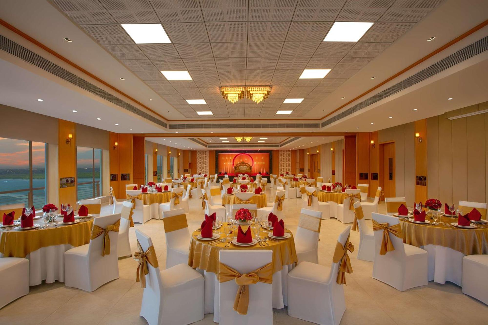 Doubletree By Hilton Goa - Panaji Hotell Exteriör bild