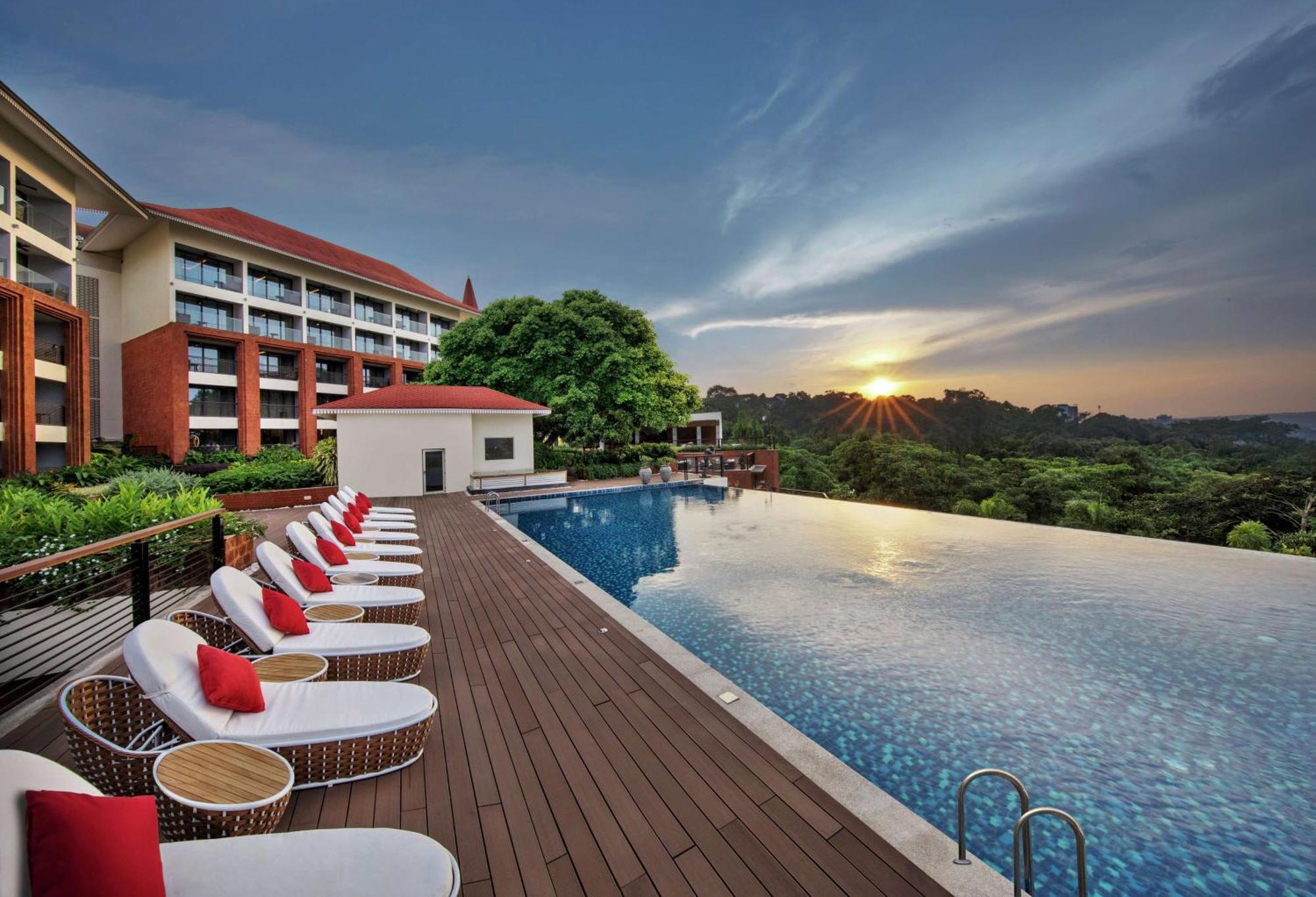 Doubletree By Hilton Goa - Panaji Hotell Exteriör bild