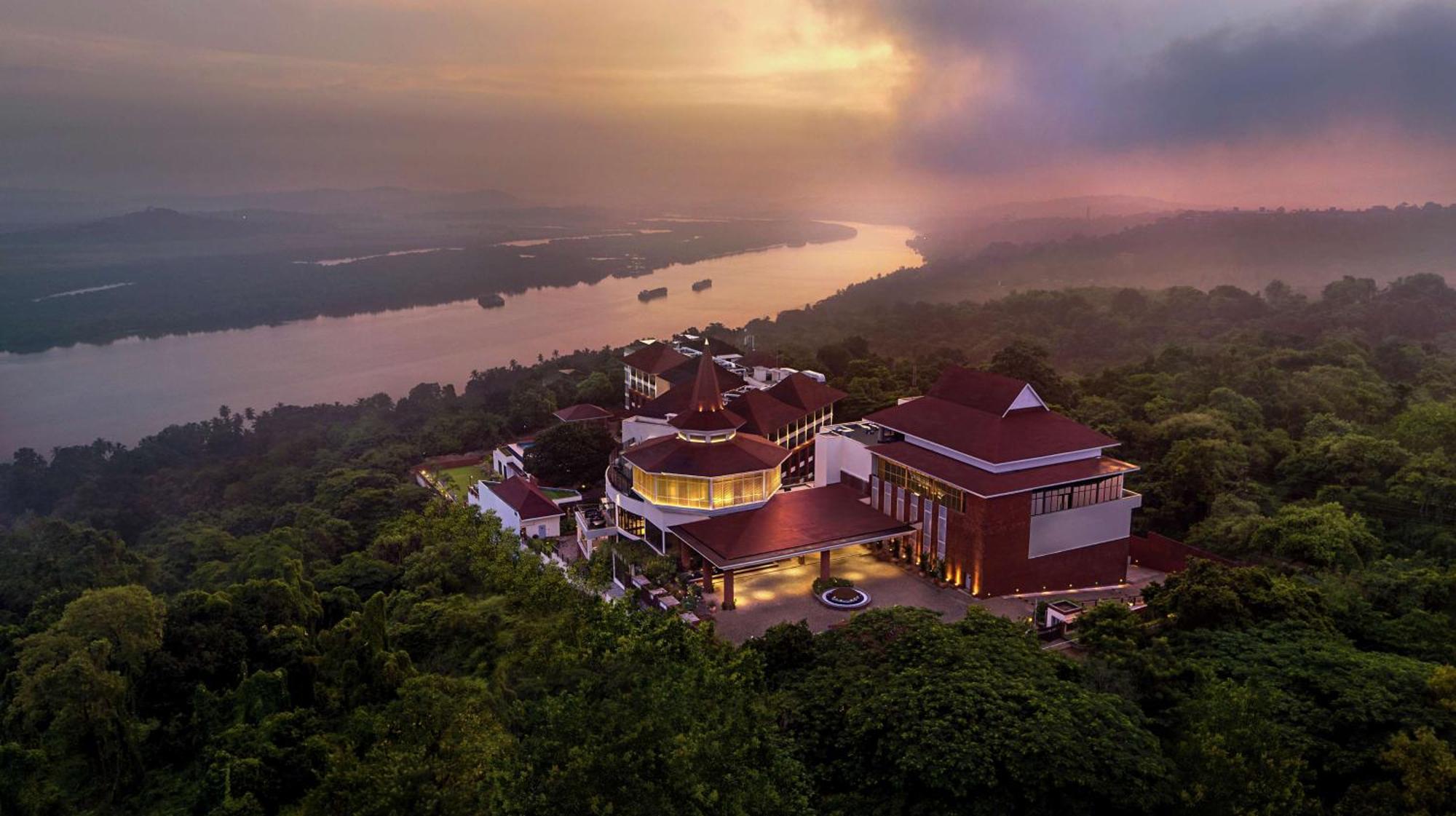 Doubletree By Hilton Goa - Panaji Hotell Exteriör bild