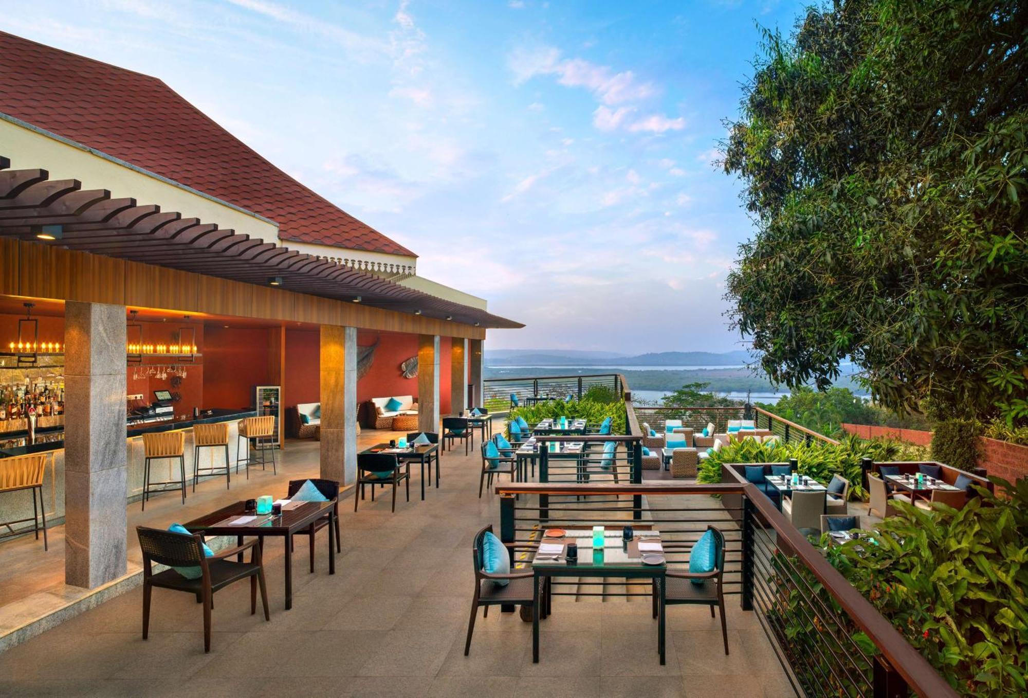 Doubletree By Hilton Goa - Panaji Hotell Exteriör bild