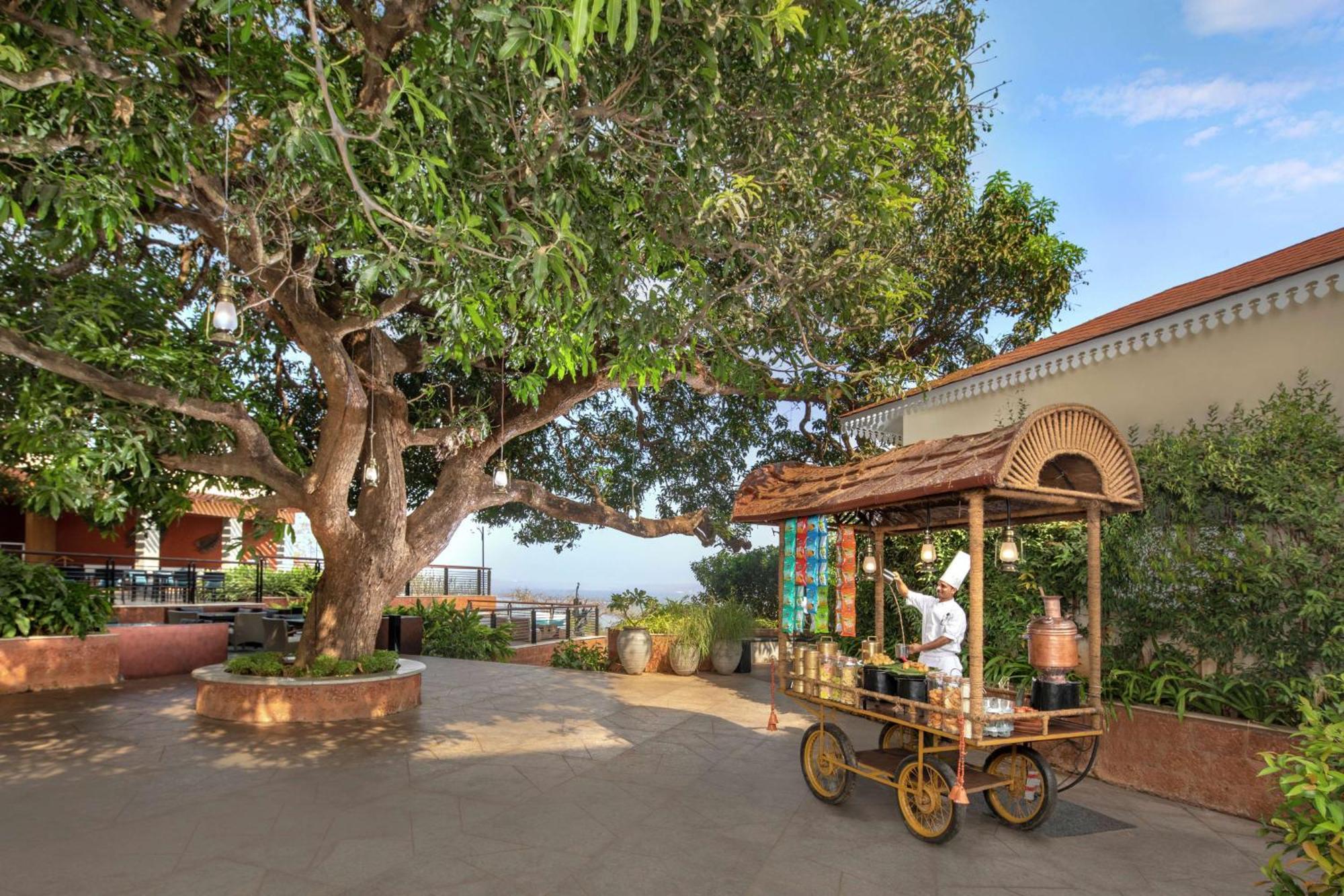 Doubletree By Hilton Goa - Panaji Hotell Exteriör bild