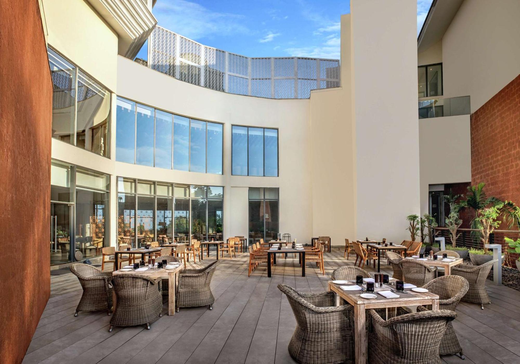Doubletree By Hilton Goa - Panaji Hotell Exteriör bild