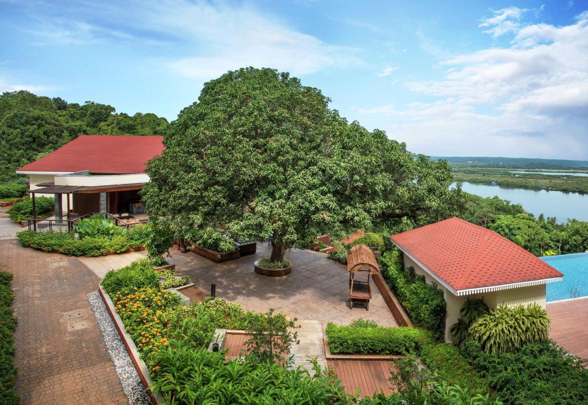 Doubletree By Hilton Goa - Panaji Hotell Exteriör bild